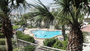 Hibiscus Oceanfront Resort