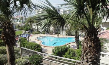 Hibiscus Oceanfront Resort