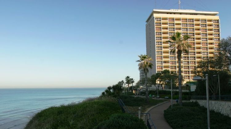 The Seasons Hotel Exterior