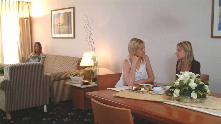 The Seasons Hotel Suite