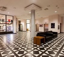Hotel Swing Lobby