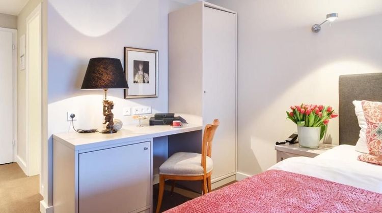 Admiral Hotel Room