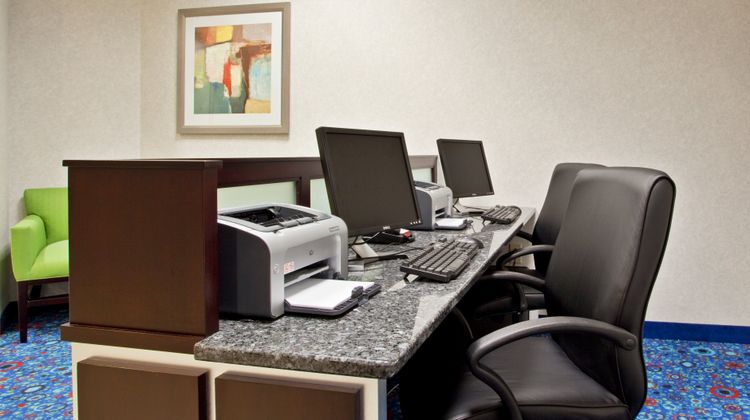 Holiday Inn Express/Stes Akron Reg Arpt Lobby