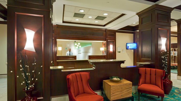 Holiday Inn Chantilly-Dulles Expo Lobby