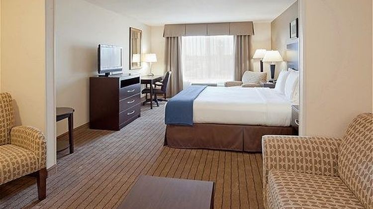 Holiday Inn Express Hotel & Suites Clovi Suite