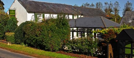 Queen's Arms Hotel Exterior