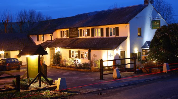 Queen's Arms Hotel Exterior