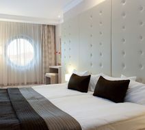 Hotel Swing Room