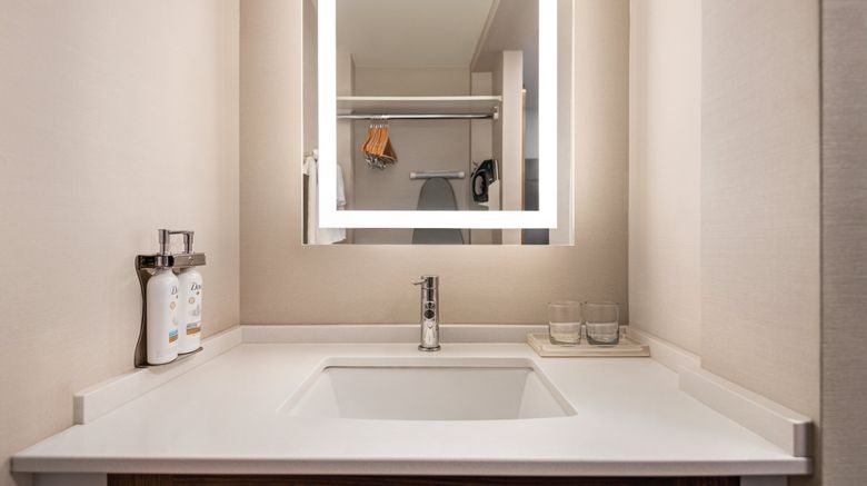 <b>Holiday Inn & Suites Vancouver Downtown Room</b>. Images powered by <a href="https://www.leonardoworldwide.com/" title="Leonardo Worldwide" target="_blank">Leonardo</a>.
