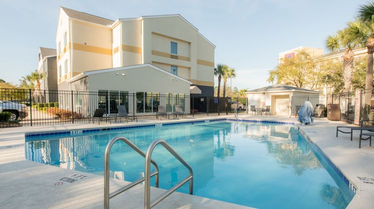 Fairfield Inn & Suites Brunswick Pool