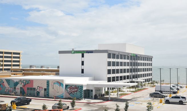 Holiday Inn Express Beachfront Exterior
