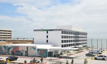 Holiday Inn Express Beachfront
