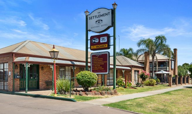 Settlement Motor Inn Exterior