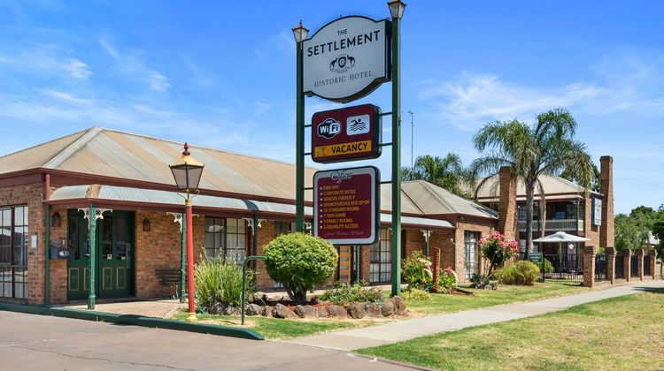 Settlement Motor Inn Exterior