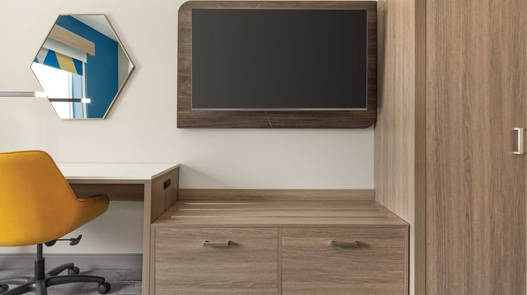 Holiday Inn Express & Stes Birmingham SW Room