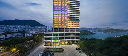 Holiday Inn One Thousand Island Lake Exterior