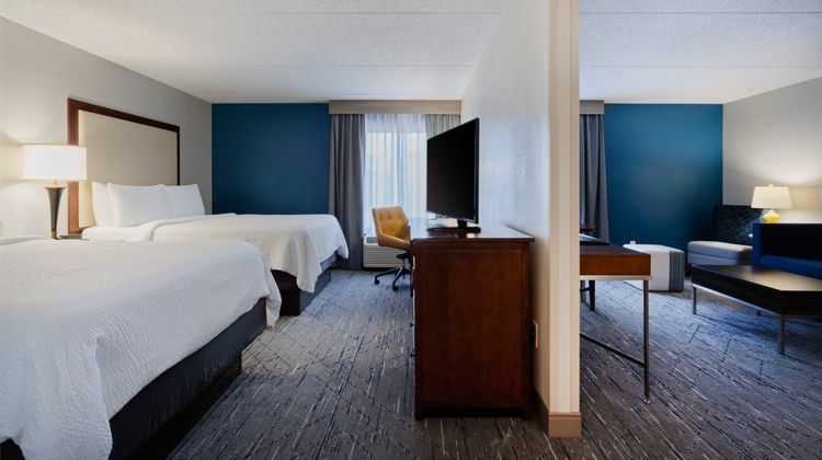 Holiday Inn Express & Suites Riverfront Suite