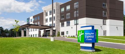 Holiday Inn Express & Suites Reedsburg Exterior