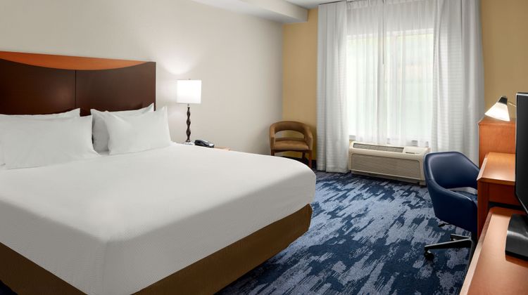 Fairfield Inn & Suites Bedford Room