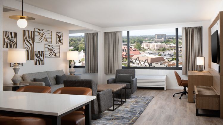 Sheraton Westport Plaza Hotel St. Louis Suite