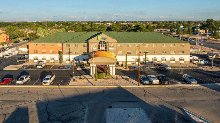 Holiday Inn Express Hotel & Suites Exterior
