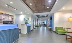 Holiday Inn Express & Suites Clute - Lak