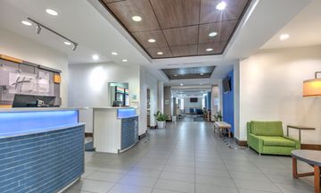 Holiday Inn Express & Suites Clute - Lak