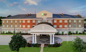 Holiday Inn Express & Suites Clute - Lak