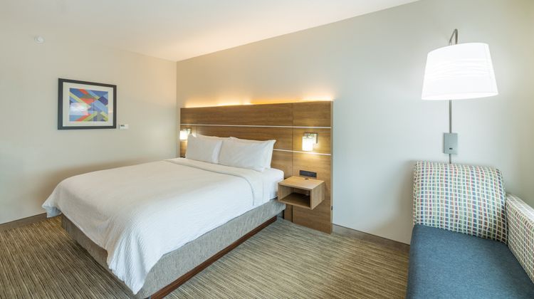 Holiday Inn Express & Suites Lindale Room