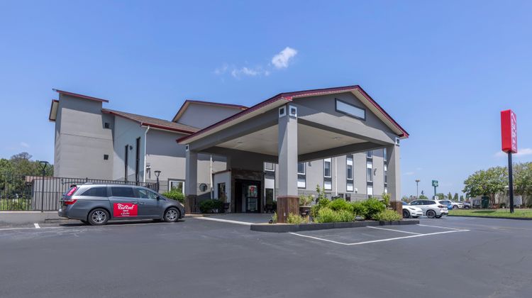 Red Roof Inn & Suites Clinton Exterior