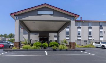 Red Roof Inn & Suites Clinton