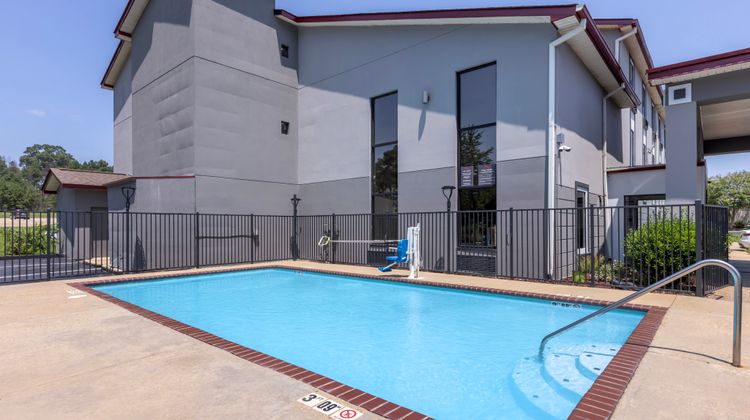 Red Roof Inn & Suites Clinton Pool