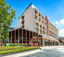 Holiday Inn Express Wuxi East Station Exterior