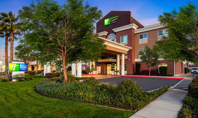 Holiday Inn Express Hotel & Suites Exterior