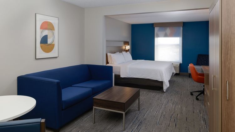 Holiday Inn Express Hotel & Suites Suite