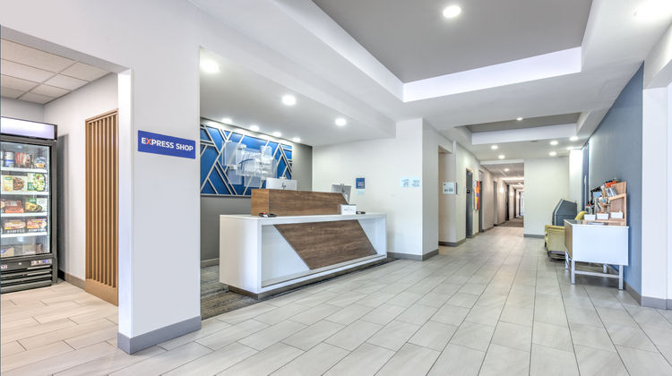 Holiday Inn Express Marshall Exterior