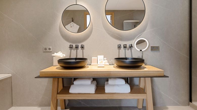 <b>Chateau de la Gaude Room</b>. Images powered by <a href="https://www.leonardoworldwide.com/" title="Leonardo Worldwide" target="_blank">Leonardo</a>.