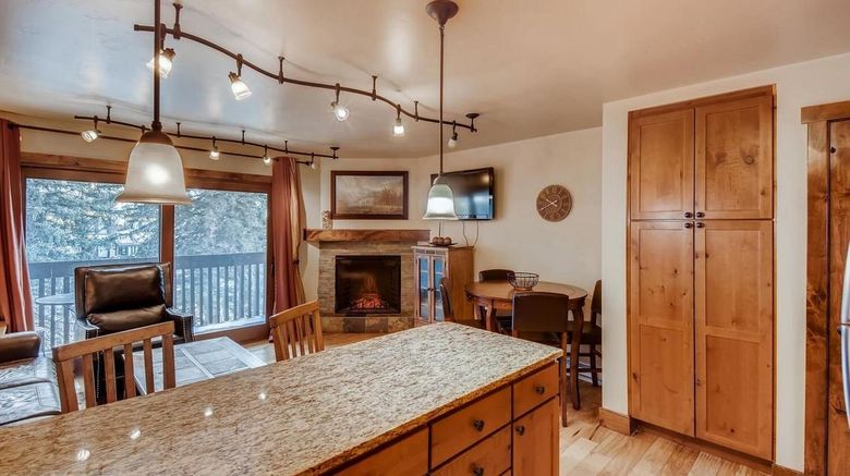 <b>The Vail Racquet Club Mountain Resort Room</b>. Images powered by <a href="https://www.leonardoworldwide.com/" title="Leonardo Worldwide" target="_blank">Leonardo</a>.