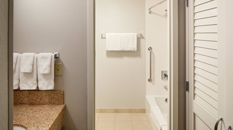 <b>Courtyard Cincinnati Blue Ash Room</b>. Images powered by <a href="https://www.leonardoworldwide.com/" title="Leonardo Worldwide" target="_blank">Leonardo</a>.