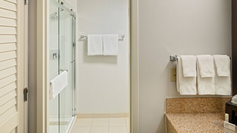 <b>Courtyard Cincinnati Blue Ash Room</b>. Images powered by <a href="https://www.leonardoworldwide.com/" title="Leonardo Worldwide" target="_blank">Leonardo</a>.