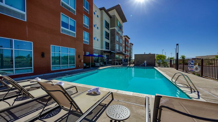 Holiday Inn Express & Suites China Lake Pool