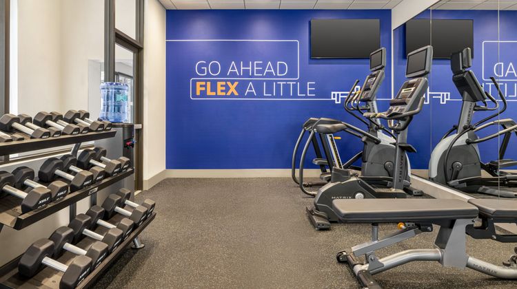 Holiday Inn Express/Stes W-Airport Area Health Club