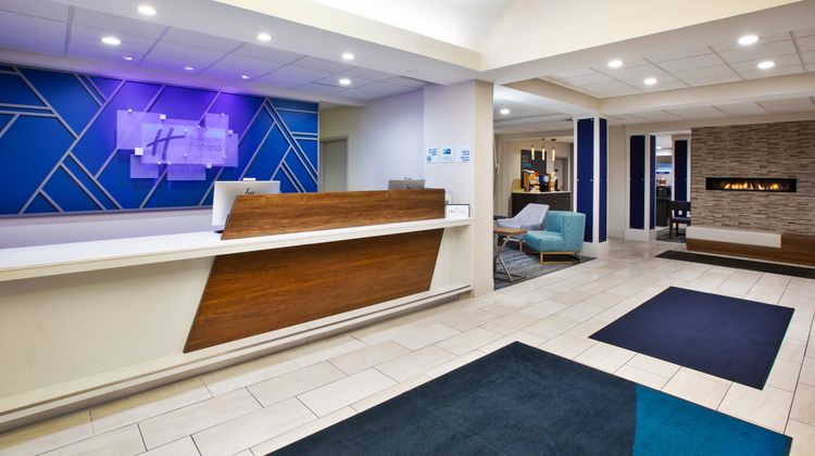Holiday Inn Express & Suites Kent State Exterior