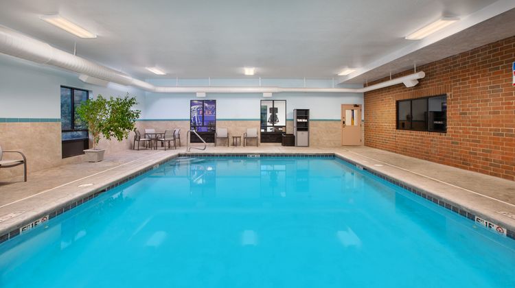 Holiday Inn Express & Suites Kent State Pool