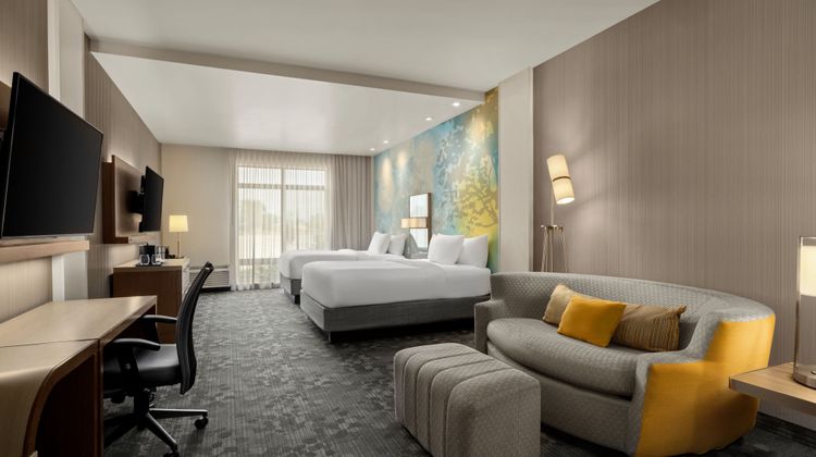 Courtyard Omaha East/Council Bluffs Suite