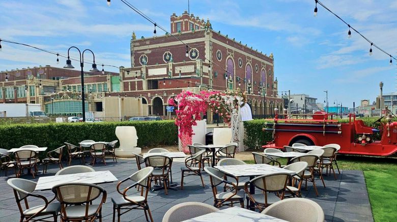<b>Berkeley Oceanfront Hotel Restaurant</b>. Images powered by <a href="https://www.leonardoworldwide.com/" title="Leonardo Worldwide" target="_blank">Leonardo</a>.