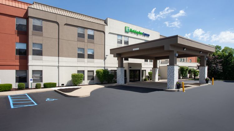 Holiday Inn Express Fremont Exterior