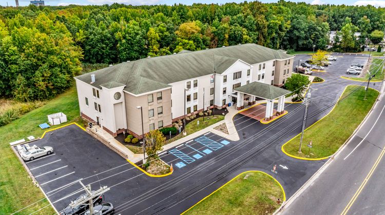 Holiday Inn Express & Suites Exterior