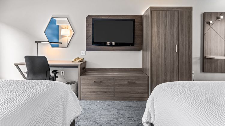 Holiday Inn Express & Suites Room