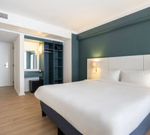 Hotel Louise Room